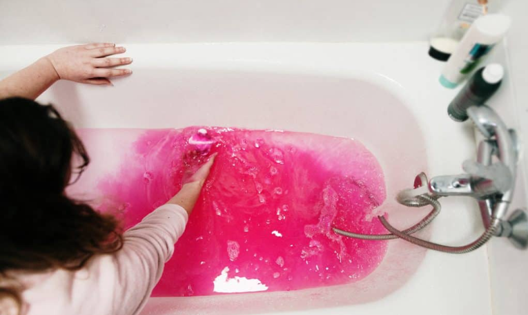 Bombe da bagno colorate macchia la vasca