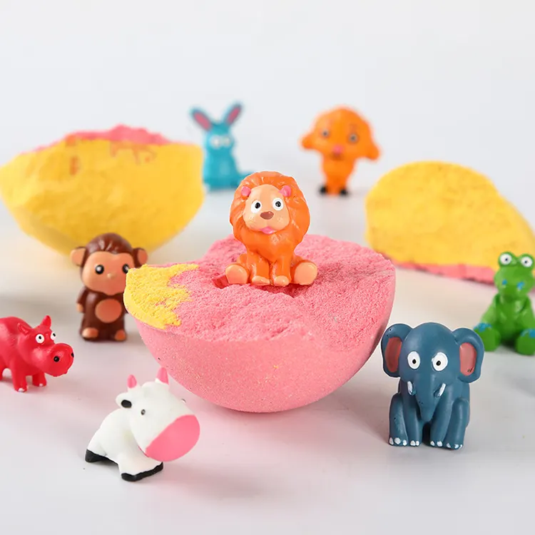 Bombe da bagno per bambini a marchio del distributore con giocattoli all'interno