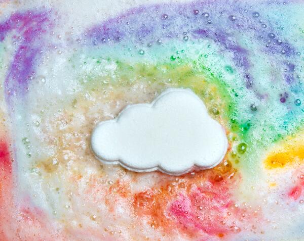 L'esibizione della magica bomba arcobaleno gettata in acqua